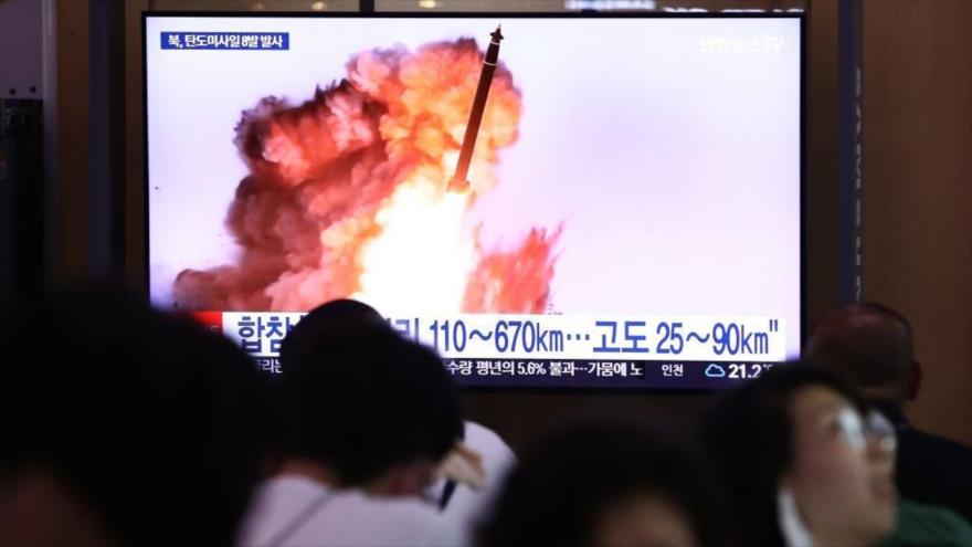 Gente mira en Seúl una transmisión de televisión que muestra una imagen de lanzamiento de un misil norcoreano, 5 de junio de 2022. (Foto: Getty Images)
