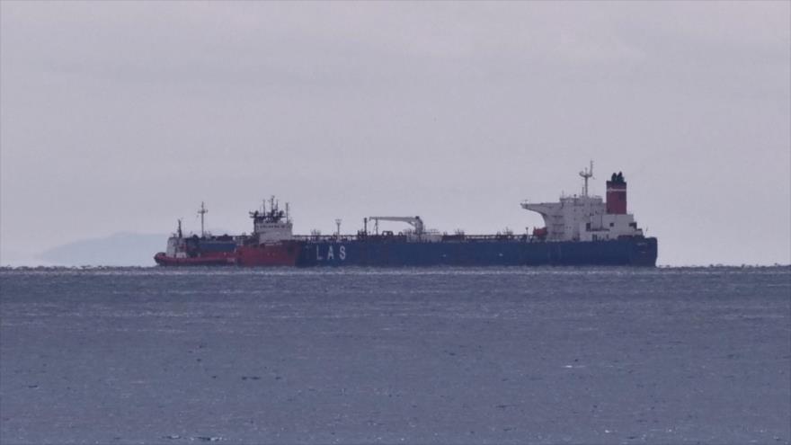 El petrolero incautado Pegas se ve anclado frente a la costa de Caristo, en la isla de Evia, Grecia, 19 de abril de 2022. (Foto: Reuters)