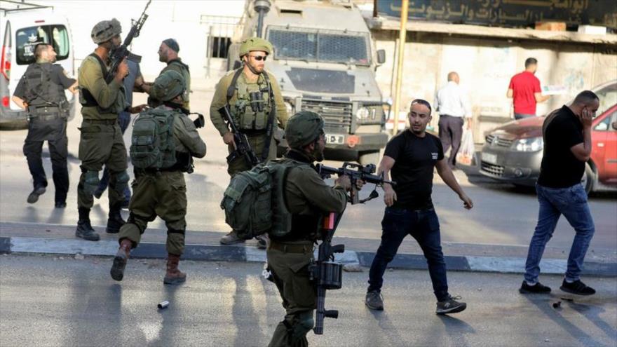 Soldados israelíes asaltan a la ciudad palestina de Huwara, en el sur de Nablus, Cisjordania ocupada, 26 de mayo de 2022. (Foto: Reuters)
