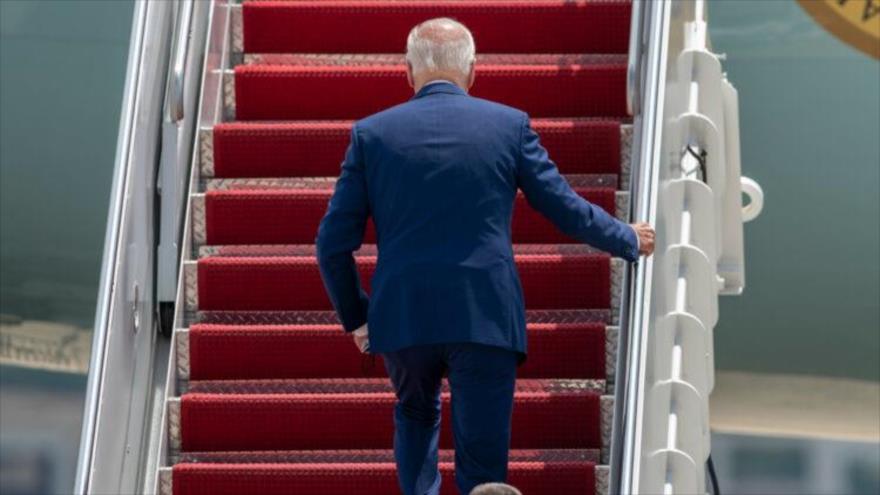 Vídeo: Biden sufre tropiezo al subir a avión presidencial