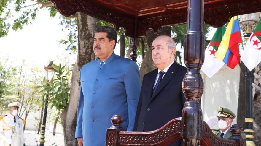 El presidente venezolano, Nicolás Maduro (izq.) y su par argelino, Abdelmayid Tebune, en Argelia, 9 de junio de 2022.