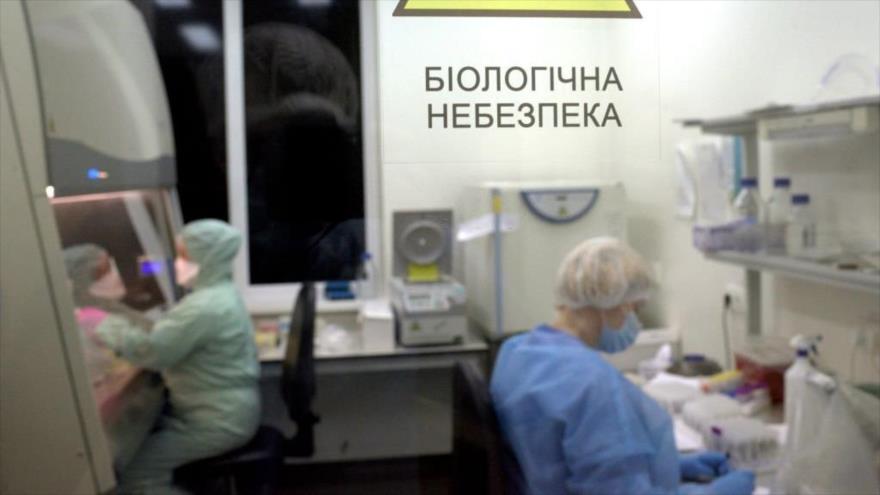 Un laboratorio bacteriológico en la ciudad de Leópolis, en el oeste de Ucrania, 9 de noviembre de 2020.