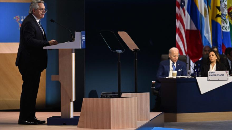 Fernández a Biden: Ser anfitrión no otorga derecho de admisión