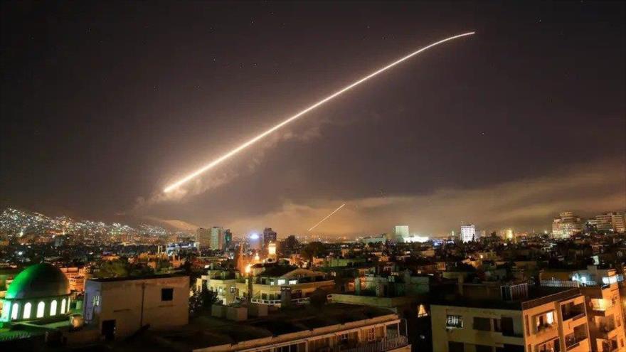 Lanzamiento de misiles israelíes sobre Damasco, la capital siria. (Foto: Reuters)