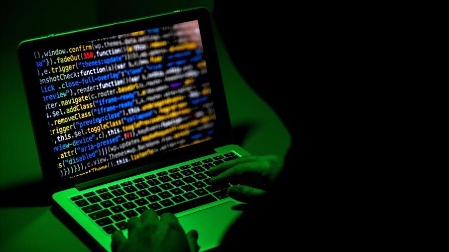 Una foto ilustrativa de un hacker durante una operación informática.