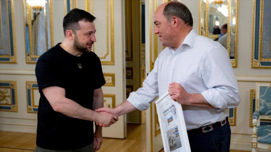 El ministro de Defensa del Reino Unido, Ben Wallace, se reúne con el presidente de Ucrania, Volodimir Zelenski, en una visita secreta a Kiev.