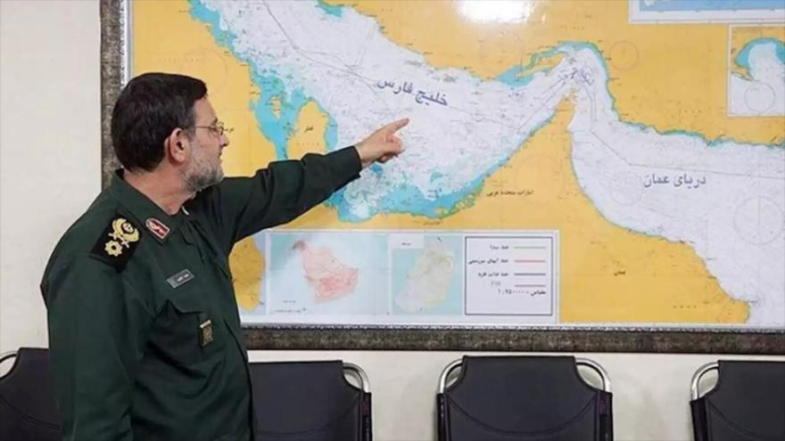 El comandante de la Fuerza Naval del Cuerpo de Guardianes de la Revolución Islámica de Irán, Alireza Tangsiri, habla en una reunión laboral. 