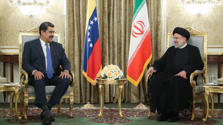 El presidente iraní, Seyed Ebrahim Raisi (dcha.), y su par venezolano, Nicolás Maduro, se reúnen en Teherán, capital persa, 11 de junio de 2022. (Foto: President.ir)