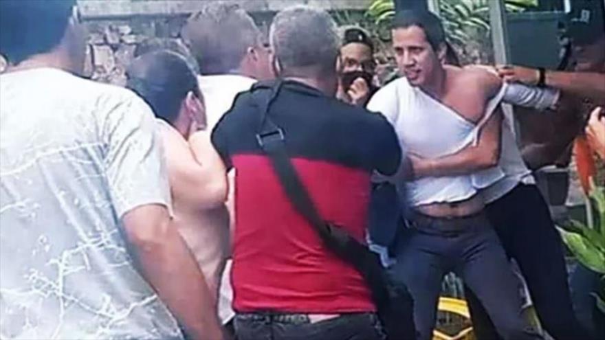 Vídeo: Rechazan, a silletazos, presencia de Guaidó en restaurante