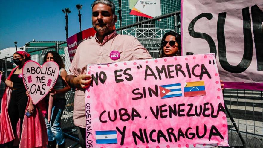 Una protesta que rechaza la exclusión por EE.UU. de Cuba, Nicaragua y Venezuela de la IX Cumbre de las Américas, Los Ángeles.