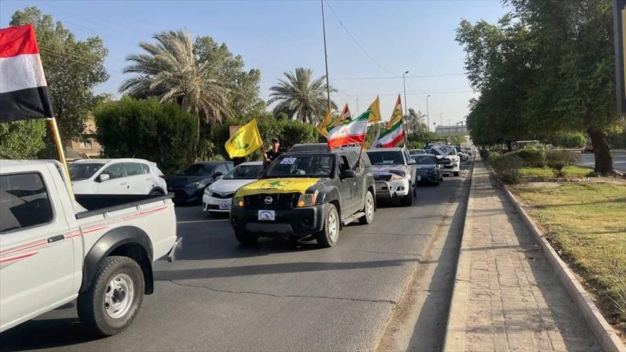 Los iraquíes celebran el aniversario de la fundación de Al-Hashad al-Shabi, llevando las banderas de Irán y Hezbolá de El Líbano. 