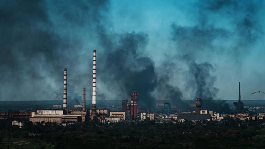 Columnas de humo se elevan desde Severodonetsk, en Lugansk, este de Ucrania, 10 de junio de 2022. (Foto: Getty Images)