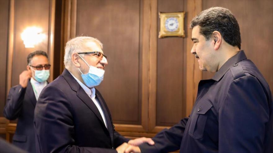 Ministro de Petróleo de Irán, Yavad Oyi (izda.) junto al presidente de Venezuela, Nicolás Maduro, Teherán, capital iraní, 13 de junio de 2022.