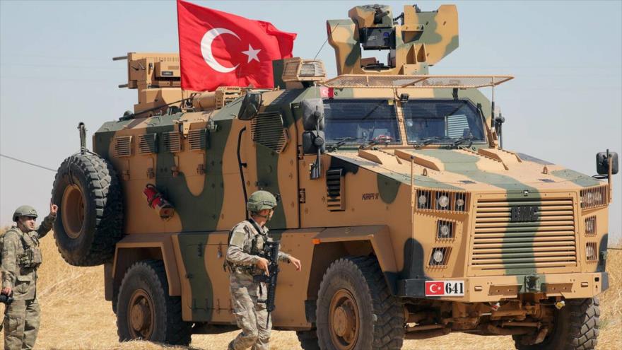 Soldados turcos y estadounidenses patrullan juntos en el norte de Siria, en Tal Abyad, cerca de la frontera con Turquía.