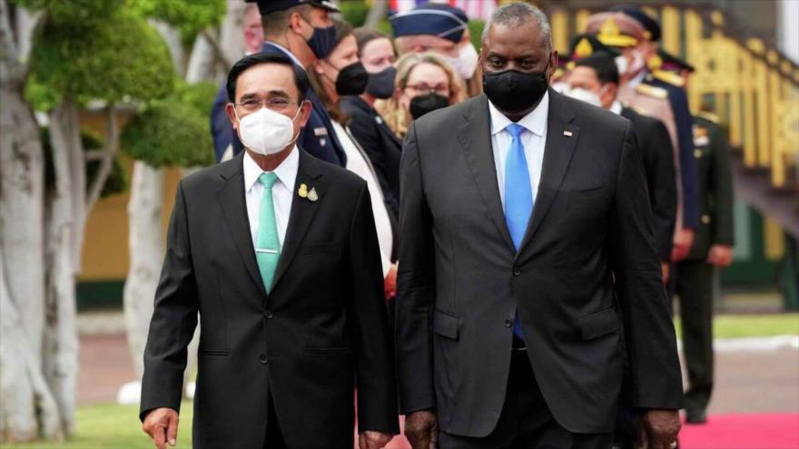 El secretario de Defensa de EE.UU., Lloyd Austin (drch.), se reúne con el premier tailandés, Prayut Chan Ocha, en Bangkok, Tailandia, 13 de junio de 2022.