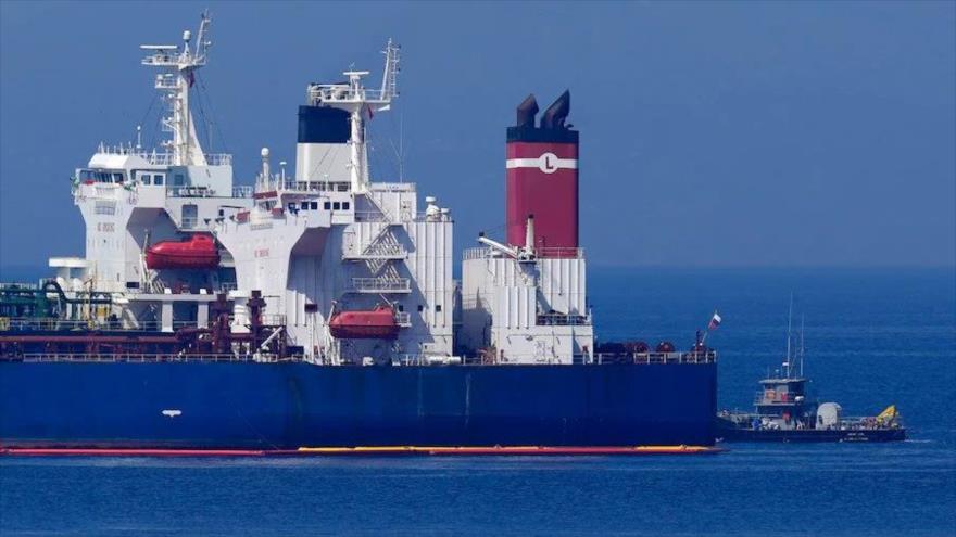 El petrolero Pegas, que recientemente cambió su nombre a LANA, se ve frente al puerto griego de Caristo, 27 de mayo de 2022.