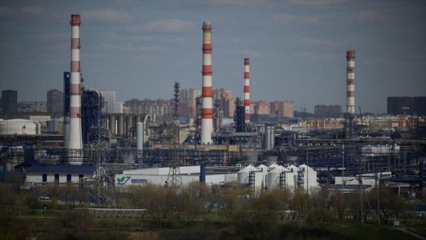 Vista de refinería de productor de Gazprom Neft, subsidiaria de gasístico ruso Gazprom, en afueras de Moscú, 28 de abril de 2022. (Foto: Getty Images)