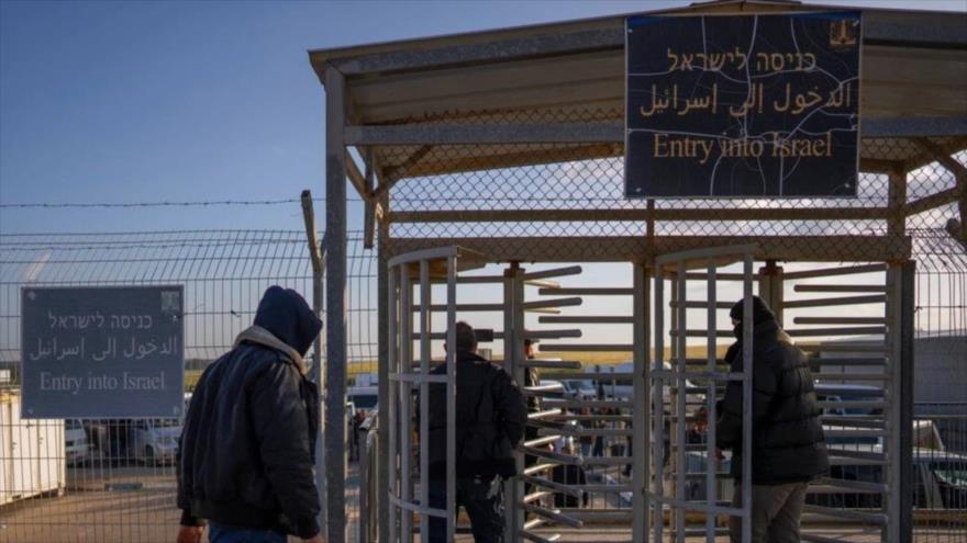 Trabajadores palestinos ingresan desde Gaza a los territorios ocupados a través del cruce de Erez, 27 de marzo de 2022. (Foto: AP)
