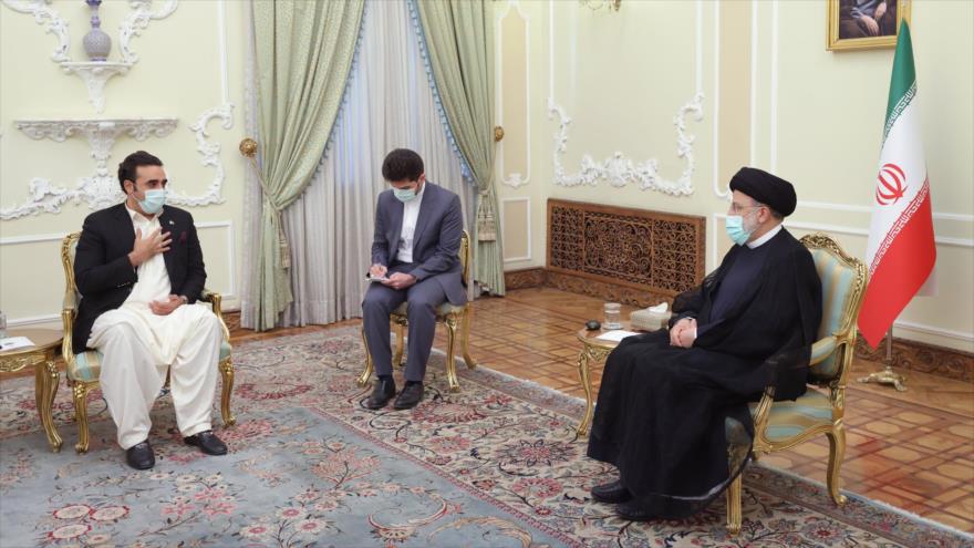 El canciller de Pakistán, Bilawal Bhutto Zardari (izq.), reunido en Teherán (capital persa) con el presidente de Irán, Seyed Ebrahim Raisi (dcha.), 14 de junio de 2022. (Foto: president.ir)