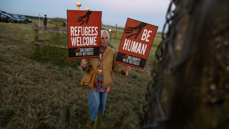 Una mujer protesta contra el vuelo de deportación del Reino Unido hacia Ruanda, 14 de junio de 2022. (Foto: Getty Images)