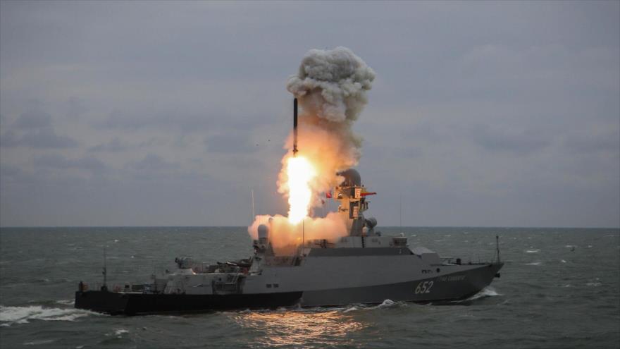 Lanzamiento de un misil de crucero Kalibr de la Armada de Rusia. (Foto: Sputnik)