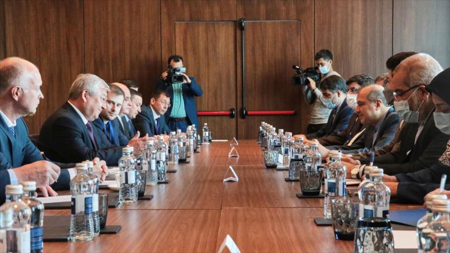 Delegaciones de Irán (dcha.) y Rusia en una reunión en Nursultán, Kazajstán, 7 de julio de 2021. (Foto: Anadolu)