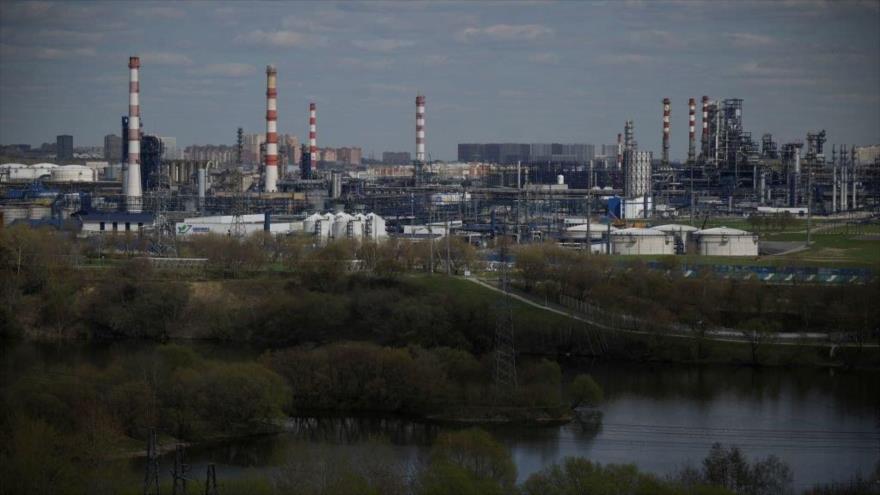 Vista de refinería de productor de Gazprom Neft, subsidiaria de gasístico ruso Gazprom, en afueras de Moscú, 28 de abril de 2022. (Foto: Getty Images)

