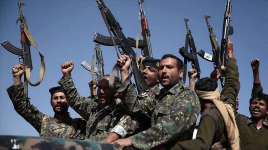 Combatientes del Ejército yemení y del movimiento popular Ansarolá.