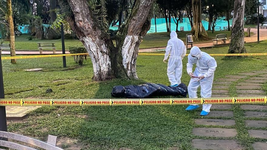 Policías inspeccionan las bolsas con cadáveres falsos aparecidas en la ciudad colombiana de Bucaramanga, 16 de junio de 2022.