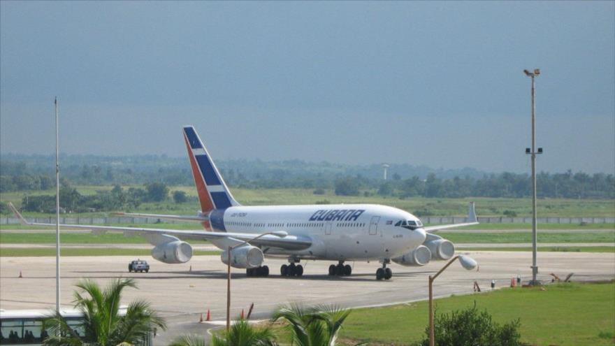 Arribo de un vuelo en el Aeropuerto Internacional Jose Martí­, La Habana, capital de Cuba.