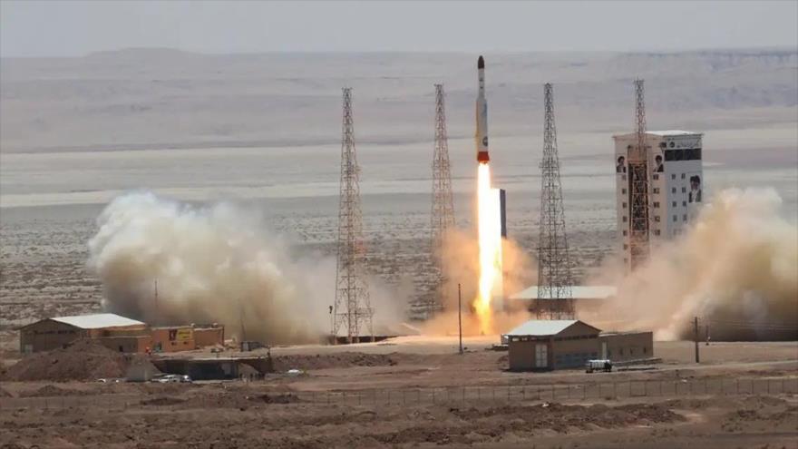 Lanzamiento de un cohete portador del satélite, llamado Simorq, en un lugar no revelado en Irán.