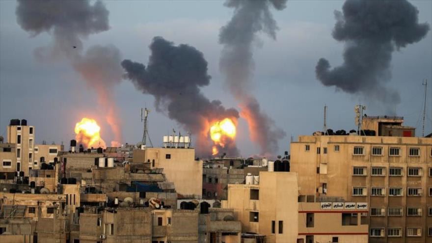 Las llamas y el humo se elevan durante los ataques aéreos israelíes contra el sur de la Franja de Gaza, 11 de mayo de 2021. (Foto: Reuters)