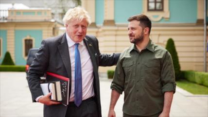 Johnson ofrece entrenamiento para tropas en visita sorpresa a Kiev