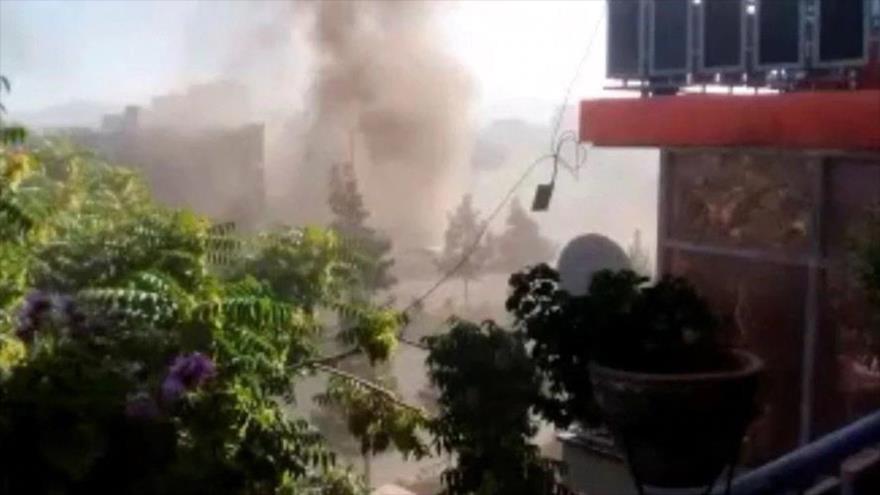Humo se eleva tras un ataque contra un templo Sij en Kabul, capital de Afganistán, 18 de junio de 2022. (Foto: Reuters)