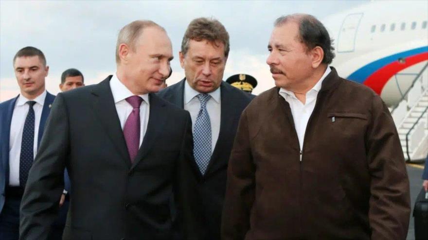 El presidente de Rusia, Vladimir Putin (izda.), y su homólogo de Nicaragua, Daniel Ortega, en el aeropuerto de Managua, 11 de julio de 2014.
