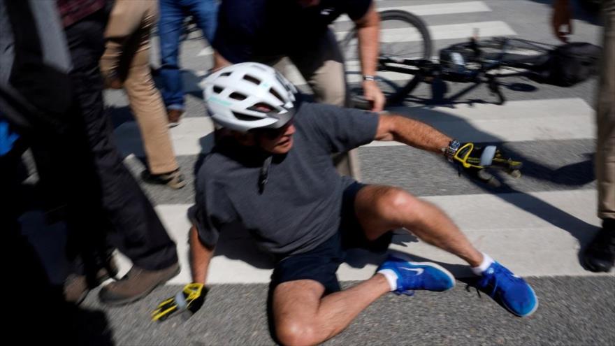 Vídeo: Biden cae de su bicicleta durante un paseo en Delaware