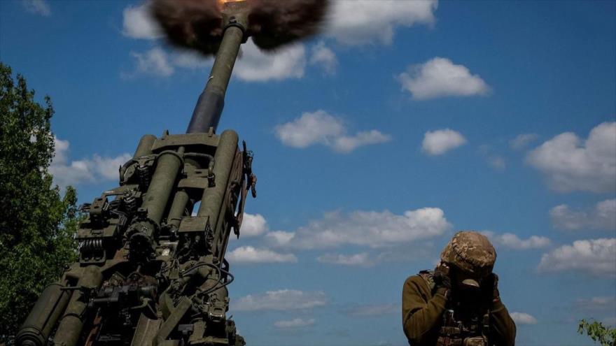 Un militar ucraniano dispara un proyectil desde un obús M777 Howitzer cerca de la línea del frente, en la región de Donetsk, 6 de junio de 2022. (Foto: Reuters)