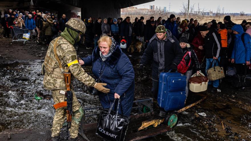 Los ucranianos evacuados de la ciudad de Irpín, Ucrania. (Foto: AFP) 