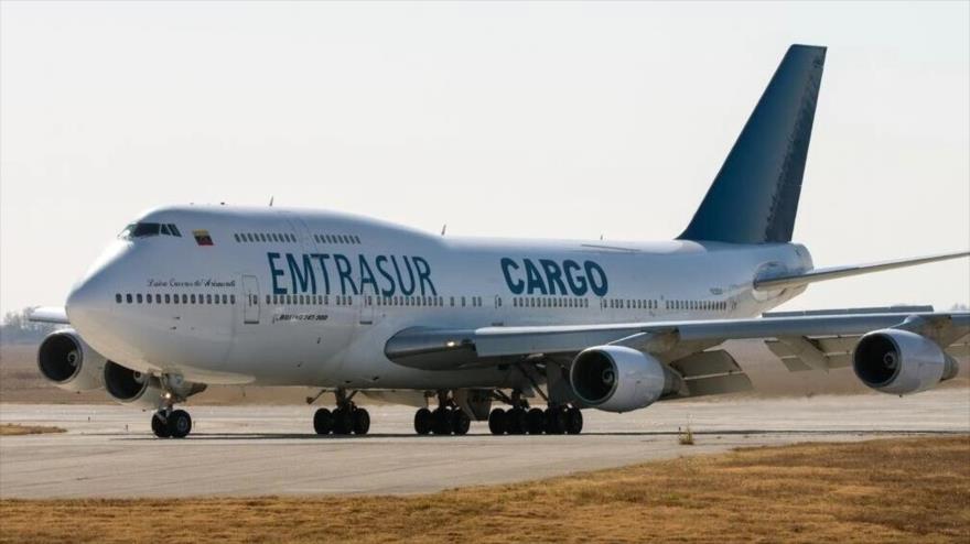 Vista del avión de la empresa Emtrasur en el aeropuerto de Córdoba, en Argentina, 6 de junio de 2022. (Foto: AFP)