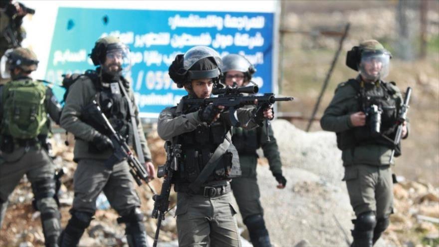 Los soldados israelíes atacan a los palestinos en Cisjordania ocupada.