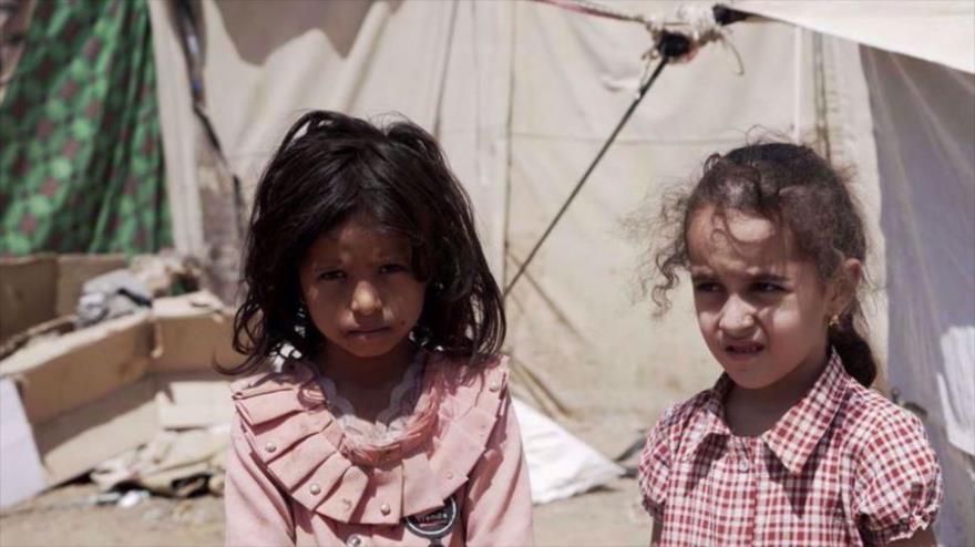 Niñas yemeníes en un campamento en las afueras de la ciudad de Marib, Yemen, 16 de octubre de 2021. (Foto: Reuters)