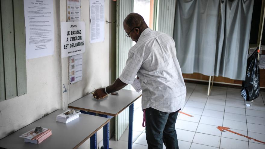 Un votante se prepara para ejercer su derecho a sufragar en la segunda ronda de las elecciones parlamentarias francesas en Martinica, Francia, 19 de junio de 2022. (Foto: AFP)