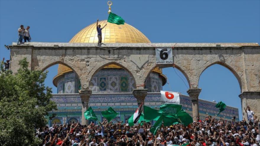 Partidario de HAMAS en la explanada de la Mezquita Al-Aqsa en Al-Quds.