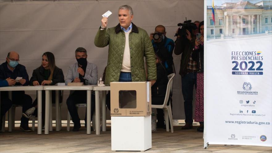 El presidente saliente de Colombia, Iván Duque, en un colegio electoral ejerce su derecho al voto en el balotaje presidencial, 19 de junio de 2022.