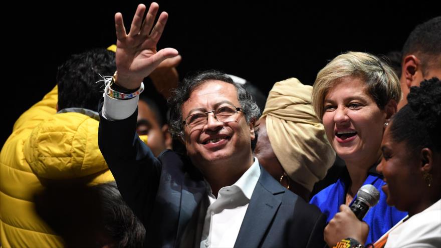 El presidente electo de Colombia, Gustavo Petro, celebra su victoria tras ganar balotaje, 19 de junio de 2022. (Foto: AFP)