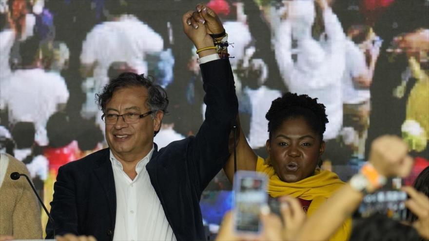 Gustavo Petro (izda.), y su compañera de fórmula Francia Márquez, frente a sus partidarios la noche de comicios en Bogotá (Colombia), 29 de mayo de 2022. (Foto AP)