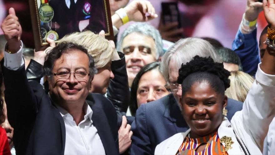 El presidente electo de Colombia, Gustavo Petro, celebra su victoria tras ganar balotaje, 19 de junio de 2022.