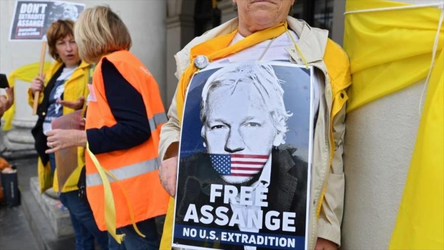 Protestan contra la extradición de Julian Assange a EE.UU. en Bruselas (Bélgica), 23 de abril de 2022. (Foto: AFP)