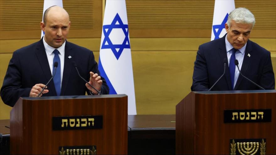 El premier israelí, Naftali Bennett (izda.), y Yair Lapid, ministro de exteriores del gabinete de coalición, en una conferencia de prensa, 20 de junio de 2022.