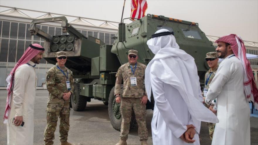 Personal militar estadounidense junto a un sistema de cohetes de artillería de alta movilidad M142 (HIMARS) en Riad, Arabia Saudí, 6 de marzo de 2022.
